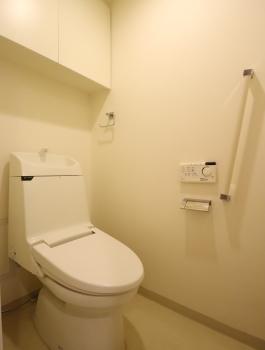トイレは節水型の便器を採用。洗浄リモコンは楽な姿勢で操作ができる壁付タイプです。