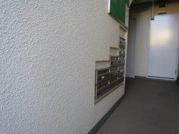 各階段の１階部分に集合ポストが設置されております