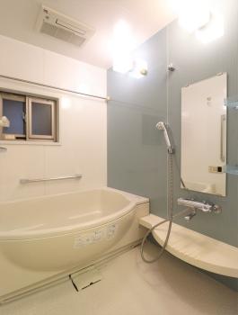浴室は暖房換気乾燥機付きです。小窓付きで換気性に優れます。