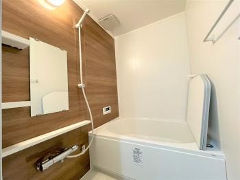 ブラウン木目のおしゃれな浴室