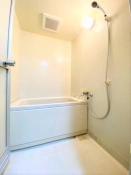 暖かみのある電球色の浴室は、リラックスできる空間を生み出してくれます
