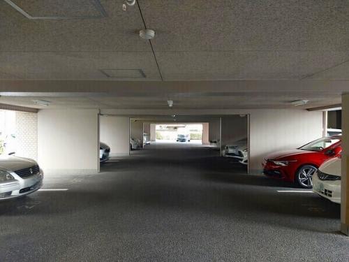 共用部には平面式の駐車場がございます。