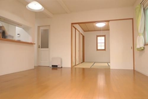 掃出し窓から撮ったＬＤと続きの和室約6畳間、左にカウンターとキッチンです。