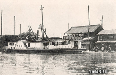1910（明治43）年の「扇橋」付近の蒸気船「通運丸」
