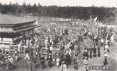 1928（昭和3）年頃の「柏競馬場」の投票所