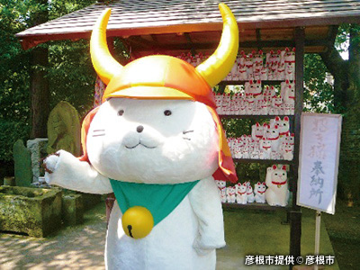 「豪徳寺」を訪れ、招き猫とご対面する「ひこにゃん」