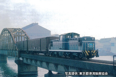 「晴海鉄道橋」を渡る貨物列車