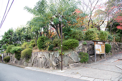 中世に存在した「原田城」、昭和初期の「旧羽室家住宅」が城跡に建つ