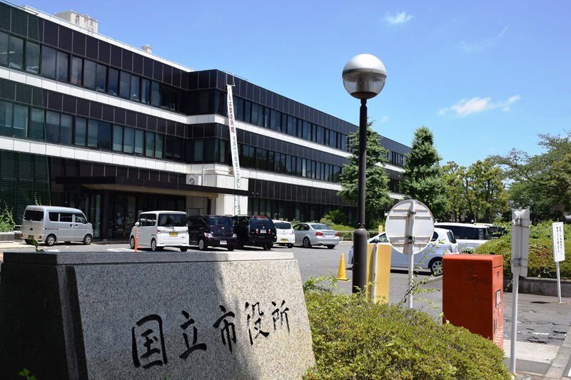 立川断層の断層崖を走るJR南武線