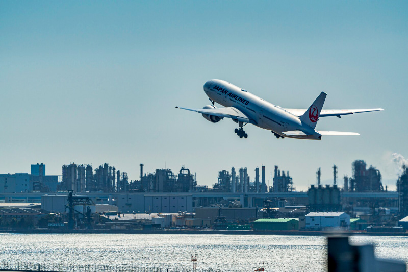 羽田空港を飛び立つ飛行機