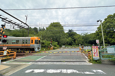 「駒場駅」は現在の「駒場東大前1号踏切」の東側（写真では左側）にあった