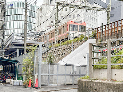 「吉祥寺駅」に入線する井の頭線の車両