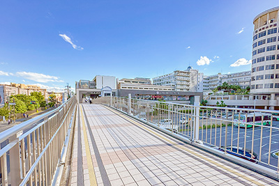 現在、「学園前駅」と「帝塚山学園 学園前キャンパス」は歩道橋で結ばれている
