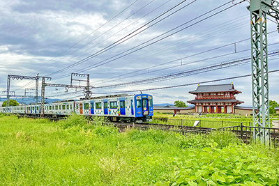 「平城宮跡歴史公園」内を横切る近鉄奈良線