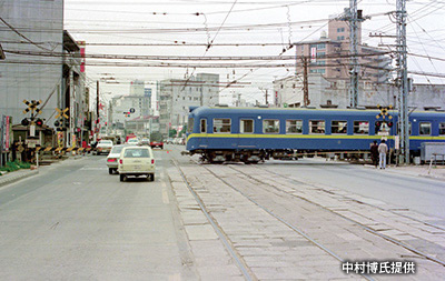 1975（昭和50）年に撮影された「薬院踏切」