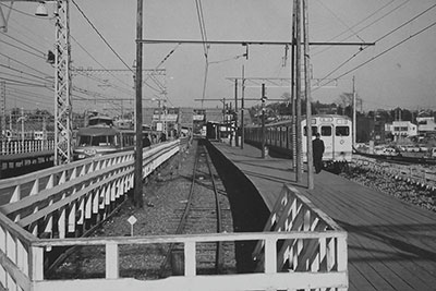 1973（昭和48）年、現在地移転前の「海老名駅」。左が小田急、右が相鉄のホーム