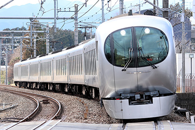 西武池袋線「稲荷山公園駅」付近を行く「Laview」