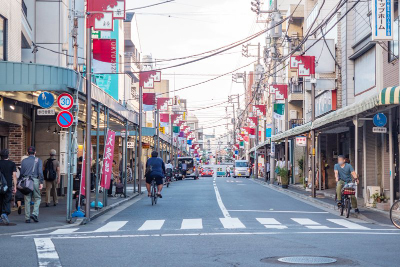 現在の「新井薬師前駅」周辺の商店街