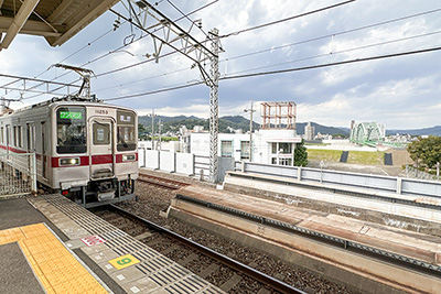 「足利市駅」のホームから望む「中橋」の人道橋
