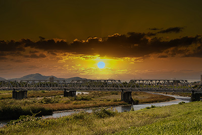 歌詞に登場する「渡良瀬橋」の夕陽