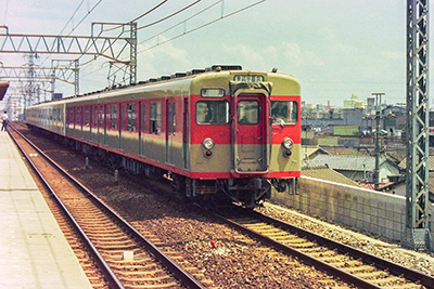 1974（昭和49）年に撮影された「梅島駅」を通過する「8000系」