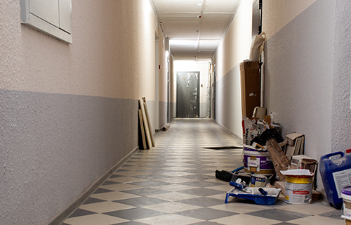 勝手に捨てたら違法？　マンション共用部のゴミの放置と大家の対応