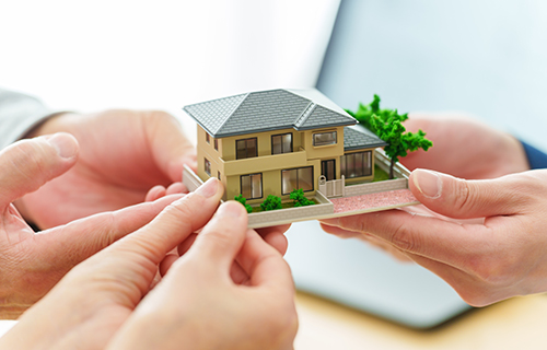 親が所有するマンションに家賃を払わずに子が住んだら贈与税がかかるのか