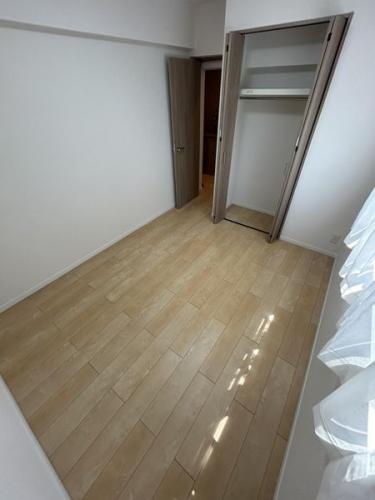 北西側　洋室　※備品等は価格に含まれません