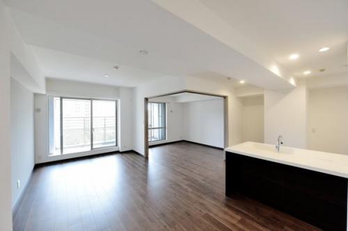 【LDKと洋室約5.7帖】南東向きで日当たり良好です。