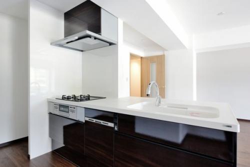 【キッチン】対面式のシステムキッチンです。