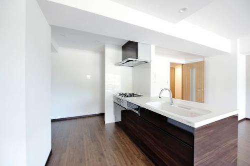 【キッチン】日当たりのよいリビングダイニングを見渡せます。