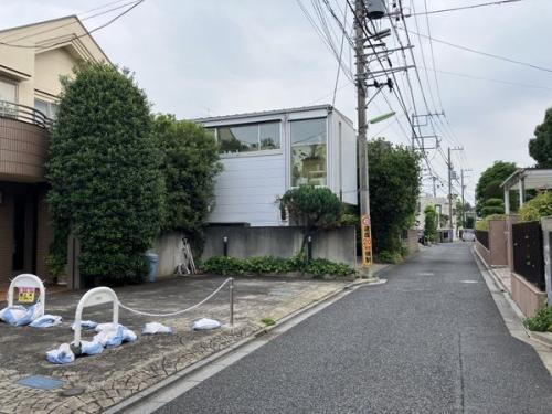 前面道路を含む外観写真（2025年7月撮影）