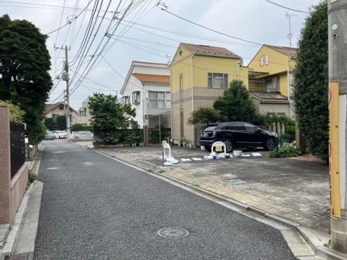 前面道路を含む外観写真（2025年7月撮影）