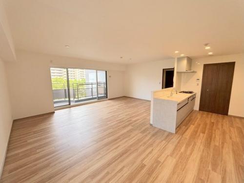 【LDK約25.2帖】南東向きバルコニーに面していて日当たり良好です。