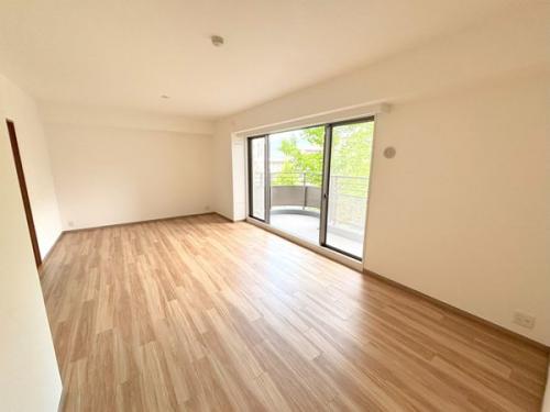 【LD約13.3帖】南東向きバルコニーに面しております。