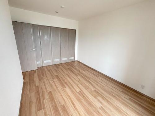 【洋室約8.2帖】北東側バルコニーに面したお部屋です。主寝室にいかがでしょうか。