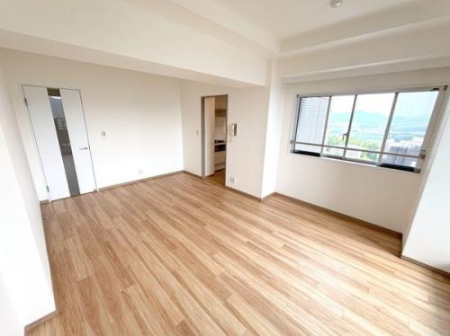 【LDK約16.8帖】南東向きで日当たり良好です。