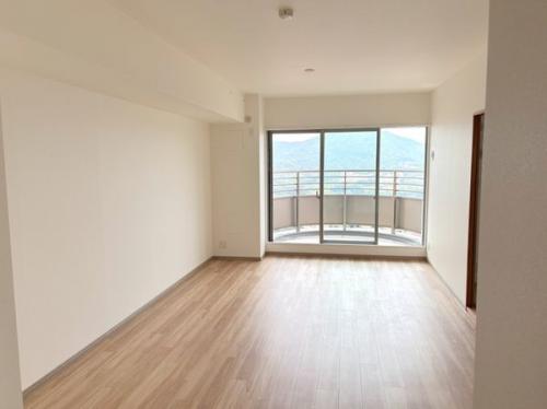 【リビングダイニング】南東向きで日当たり良好なリビングです。