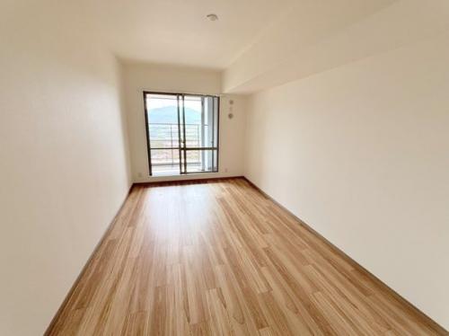 【洋室約9.0帖】洋室3部屋とも南東向きバルコニーに面していて日当たり良好です。