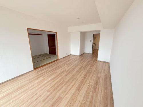 【LDK約18.4帖と和室6.0帖】南東向きで日当たり良好なリビングです。