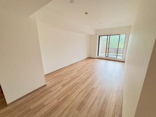 【LD約12.7帖】南西向きのバルコニーに面しています。