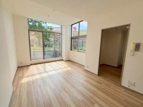 【LD約10.9帖・K約4.2帖】南西向きのLDKです。