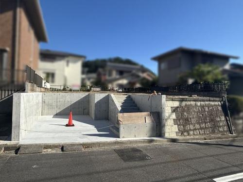 現況写真駐車場・アプローチ階段施工済