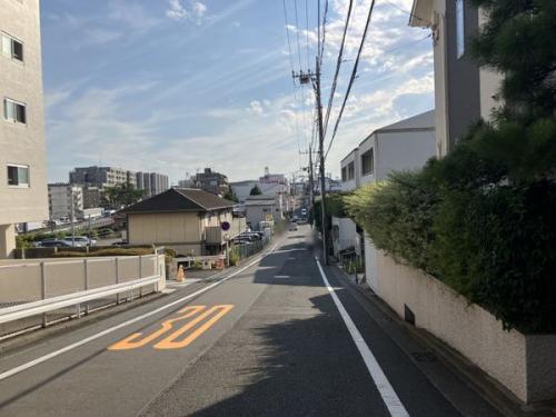 南東側からみた前面道路