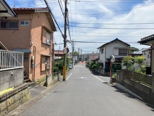 南西側道路から現地