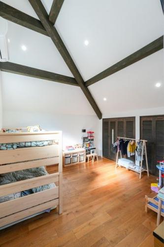 2階洋室約10.6帖※家具備品等は価格に含まれません