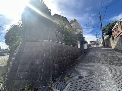 北東側前面道路