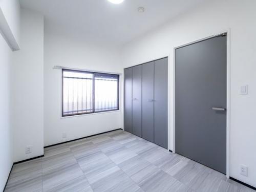 北西側洋室約5.3帖