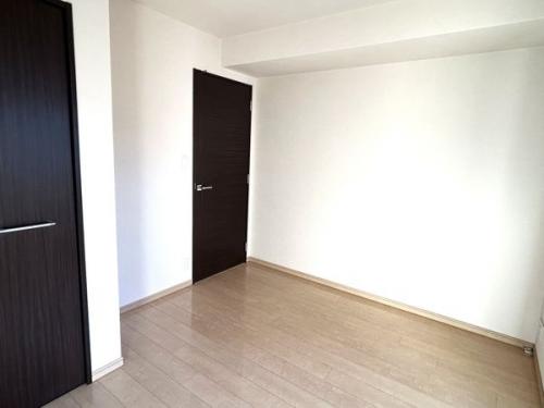 【洋室 約5.5帖】クローゼット付きです。