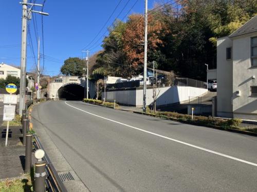 前面道路含む外観(西側道路) 前面道路含む外観(西側道路)
